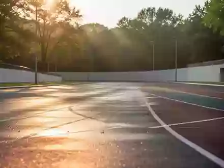 Eine moderne, leere Laufbahn im Freien bei Sonnenaufgang, die eine sportliche Umgebung symbolisiert. - Foto: über boerse-global.de