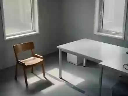 Ein leeres, minimalistisches Behandlungszimmer mit einem hölzernen Stuhl und einem Tisch in ruhigem Tageslicht. - Foto: über boerse-global.de