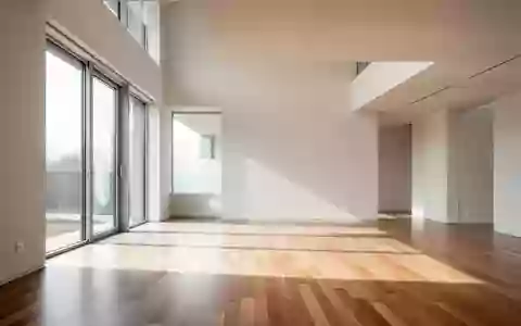 Ein heller, minimalistischer Innenraum mit natürlichem Lichteinfall und klaren architektonischen Linien ohne Möbel. - Foto: über boerse-global.de