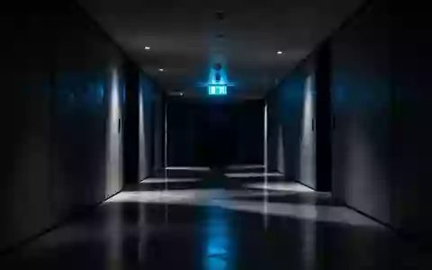 Ein minimalistischer, schattiger Flur mit einem blauen Notausgangsschild an der Wand. - Foto: über boerse-global.de