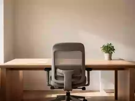 Ein minimalistischer, sonnendurchfluteter Arbeitsplatz mit einem aufgeräumten Schreibtisch und einer Pflanze. - Foto: über boerse-global.de