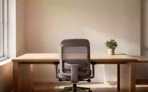 Ein minimalistischer, sonnendurchfluteter Arbeitsplatz mit einem aufgeräumten Schreibtisch und einer Pflanze. - Foto: über boerse-global.de