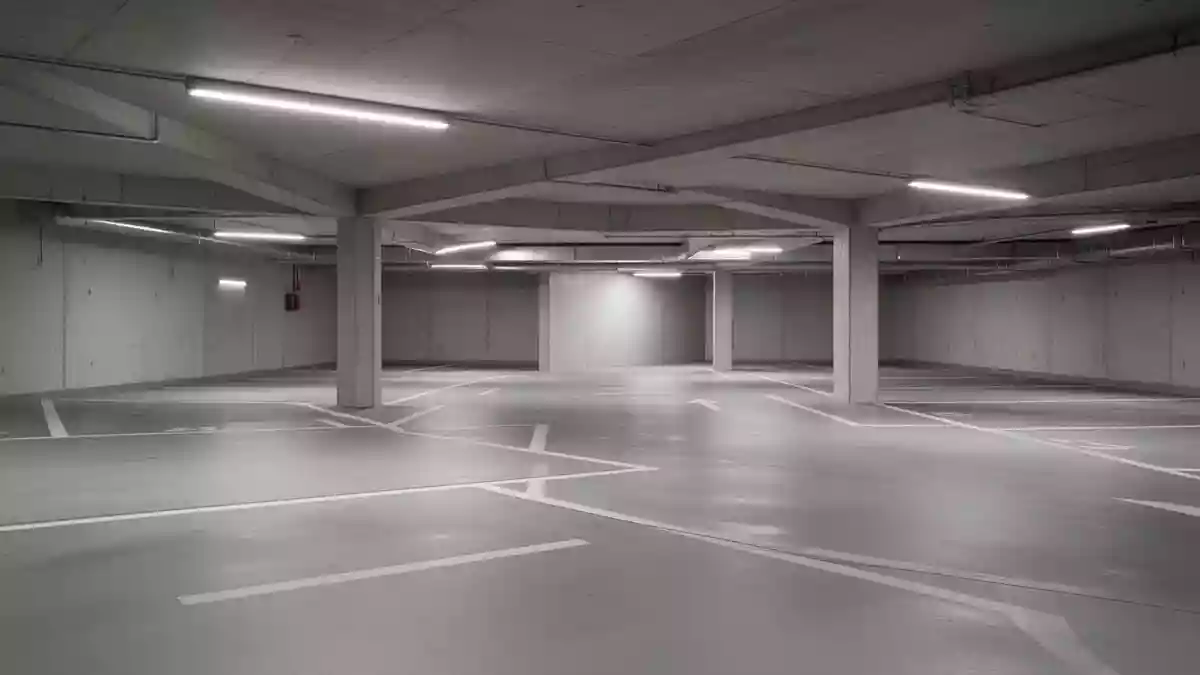 Leere, modern gestaltete Tiefgarage mit Betonboden und minimalistischer Architektur. Illustration mit AI erstellt.