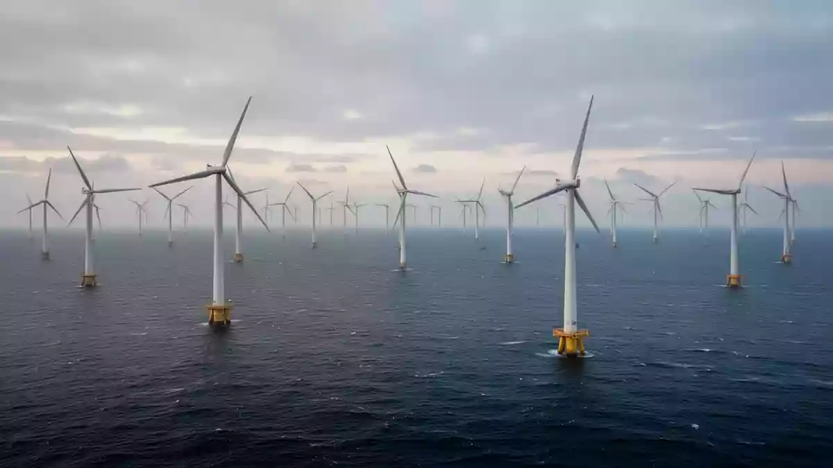 Ein weitläufiger Offshore-Windpark mit zahlreichen Windkraftanlagen auf dem offenen Meer bei Tagesanbruch. Illustration mit AI erstellt.