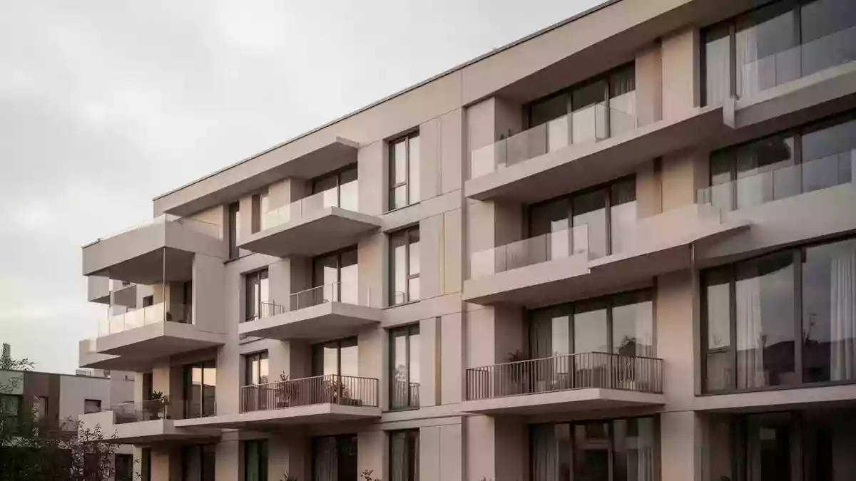 Moderne Wohnhausfassade mit Balkonen und Fenstern bei bewölktem Himmel. Illustration mit AI erstellt.