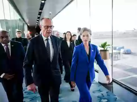 Bundeskanzler Merz ist zum Auftakt seiner Asienreise in Singapur eingetroffen. - Foto: Kay Nietfeld/dpa
