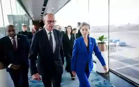 Bundeskanzler Merz ist zum Auftakt seiner Asienreise in Singapur eingetroffen. - Foto: Kay Nietfeld/dpa