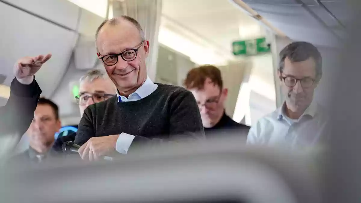 Bundeskanzler Merz während des Fluges nach Asien. - Bild: Kay Nietfeld/dpa