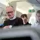 Bundeskanzler Merz während des Fluges nach Asien. - Bild: Kay Nietfeld/dpa