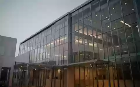 Moderne Glas- und Stahlfassade eines Regierungsgebäudes in der Abenddämmerung. - Foto: über boerse-global.de