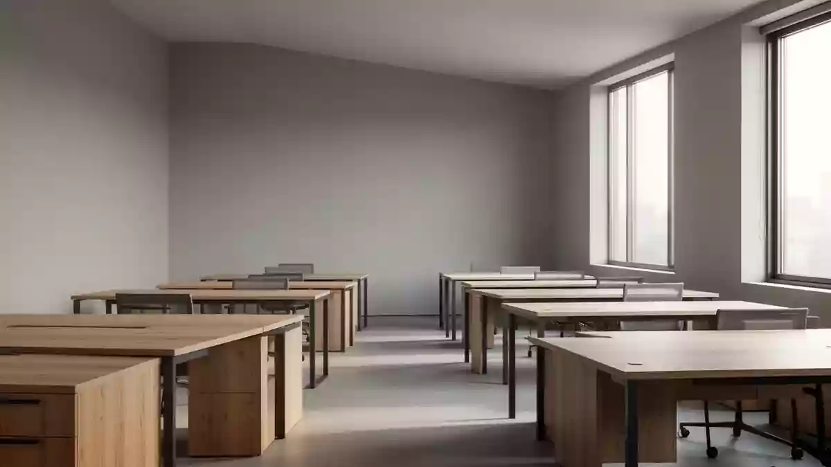 Ein minimalistisches, menschenleeres Büro mit leeren Schreibtischen und neutralen Wänden bei natürlichem Lichteinfall. Illustration mit AI erstellt.