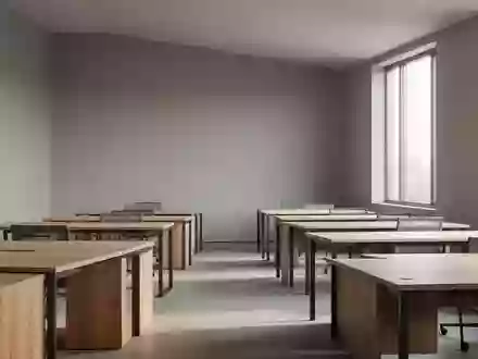 Ein minimalistisches, menschenleeres Büro mit leeren Schreibtischen und neutralen Wänden bei natürlichem Lichteinfall. - Foto: über boerse-global.de