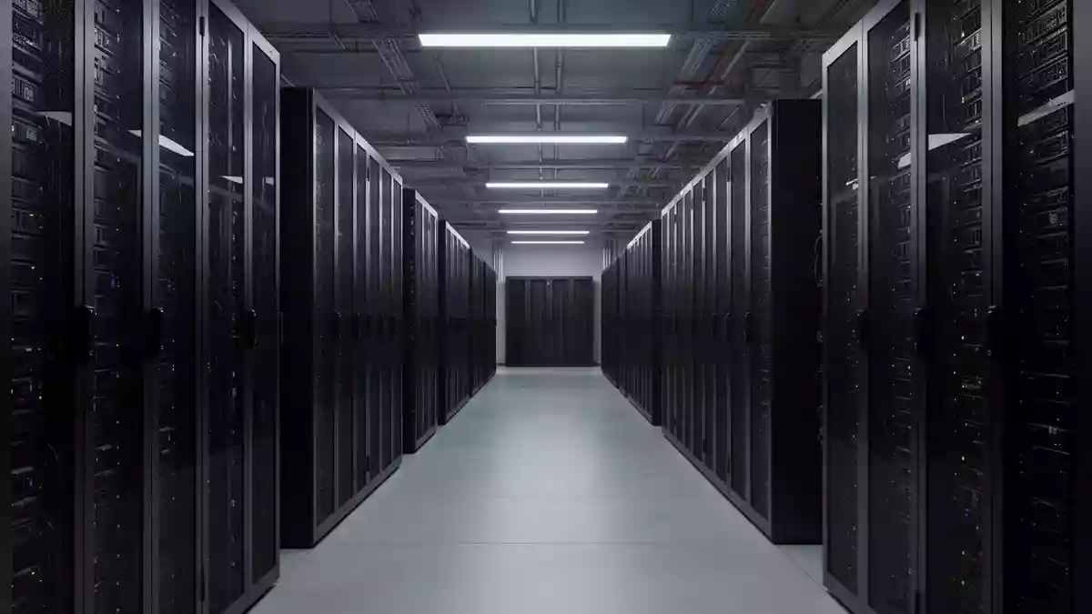 Moderne, minimalistische Server-Infrastruktur in einer industriellen Speicheranlage mit geordneten, mattschwarzen Metallregalen. Illustration mit AI erstellt.