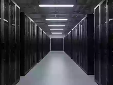 Moderne, minimalistische Server-Infrastruktur in einer industriellen Speicheranlage mit geordneten, mattschwarzen Metallregalen. - Foto: über boerse-global.de