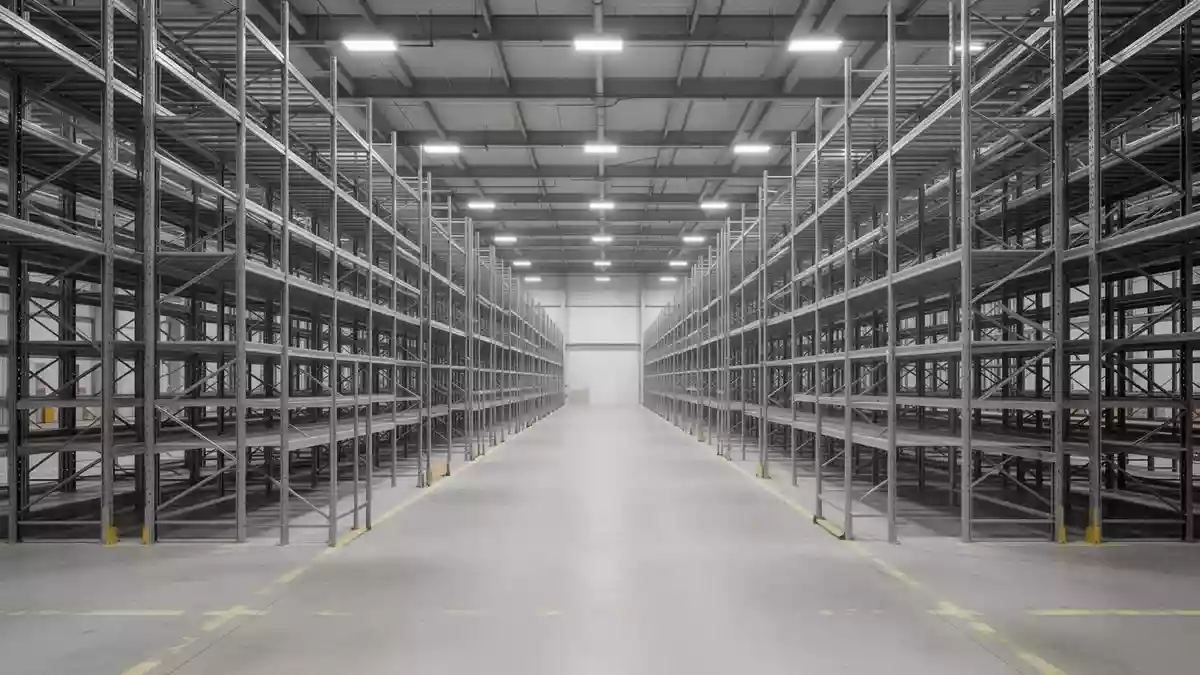 Leeres, weitläufiges Lagerhaus mit hohen Regalsystemen und markierten Bodenflächen in einer neutralen Industrieumgebung. Illustration mit AI erstellt.