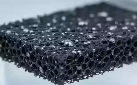 Nahaufnahme von Graphitfilz mit metallischen Nanostrukturen in einer Laborumgebung. - Foto: über boerse-global.de