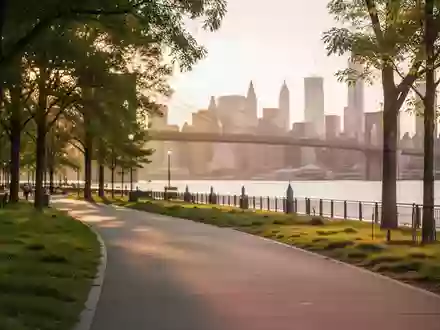 Der Brooklyn Bridge Park mit Blick auf die Skyline von Manhattan bei Sonnenuntergang. - Foto: über boerse-global.de