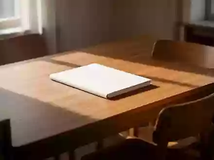 Ein minimalistischer Schreibtisch mit einem geschlossenen Notizbuch in einem hellen, ruhigen Raum. - Foto: über boerse-global.de