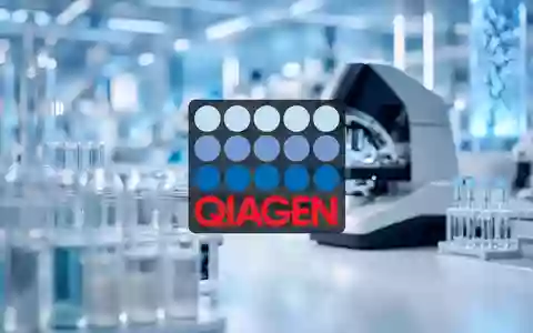 Moderne Laborumgebung mit Laborgeräten, die Innovation und Wachstum im Biotechnologiesektor symbolisiert. - Foto: über boerse-global.de