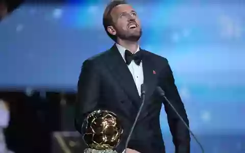 Harry Kane ist mit dem Ballon d'Or ausgezeichnet worden. - Foto: Kin Cheung/AP/dpa