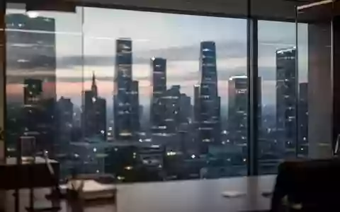 Bürogebäude mit Blick auf eine moderne Skyline bei Dämmerung. - Foto: über boerse-global.de