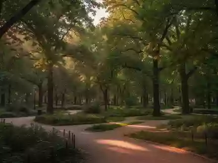 Ein üppiger, baumbestandener Stadtpark mit geschwungenen Wegen bei goldenem Licht. - Foto: über boerse-global.de