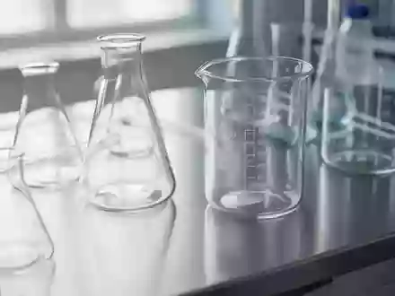 Medizinische Laborausstattung mit Glasbehältern auf einer Edelstahloberfläche in einer sterilen Umgebung. - Foto: über boerse-global.de