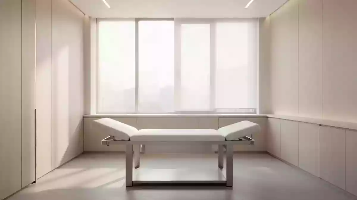 Ein heller, minimalistischer Behandlungsraum in einer Arztpraxis mit einer leeren Untersuchungsliege bei Tageslicht. Illustration mit AI erstellt.