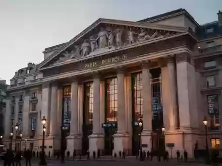 Die Fassade der Pariser Börse bei Dämmerung in einer professionellen Aufnahme. - Foto: über boerse-global.de