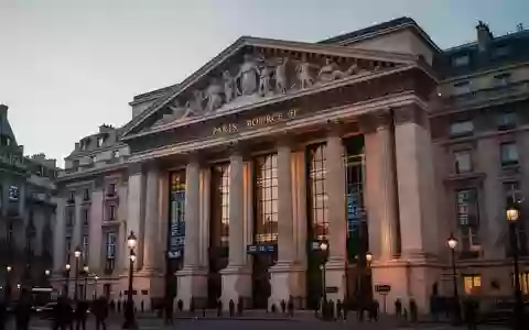 Die Fassade der Pariser Börse bei Dämmerung in einer professionellen Aufnahme. - Foto: über boerse-global.de