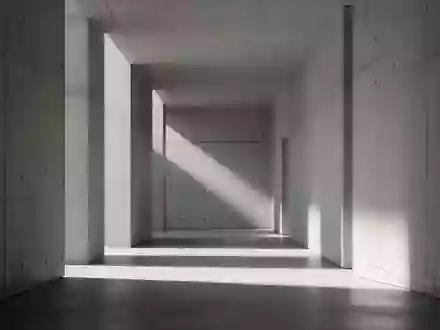 Ein minimalistischer, moderner Flur mit klaren architektonischen Linien und weichem Lichteinfall. - Foto: über boerse-global.de
