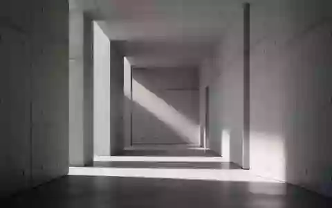 Ein minimalistischer, moderner Flur mit klaren architektonischen Linien und weichem Lichteinfall. - Foto: über boerse-global.de
