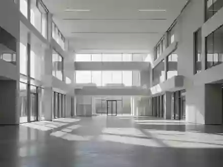 Ein minimalistisch gestaltetes, leeres Atrium in einem modernen Bürogebäude mit klaren architektonischen Linien und natürlichem Lichteinfall. - Foto: über boerse-global.de