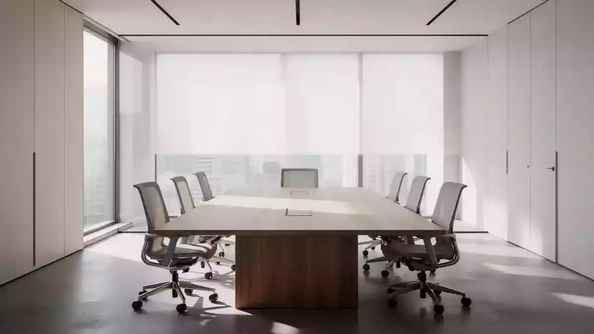 Ein minimalistischer, heller Konferenzraum mit einem leeren Holztisch und leeren Stühlen in einem modernen Bürogebäude. Illustration mit AI erstellt.