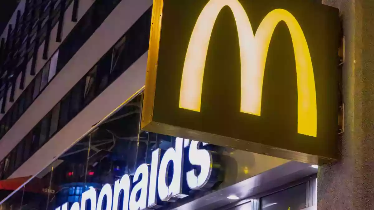 McDonald's nimmt den McRib aus dem Standardsortiment. Vielerorts ist er bereits nicht mehr verfügbar. - Bild: Soeren Stache/dpa