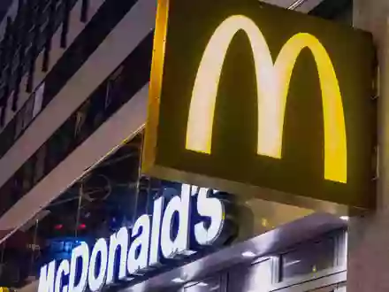 McDonald's nimmt den McRib aus dem Standardsortiment. Vielerorts ist er bereits nicht mehr verfügbar. - Foto: Soeren Stache/dpa