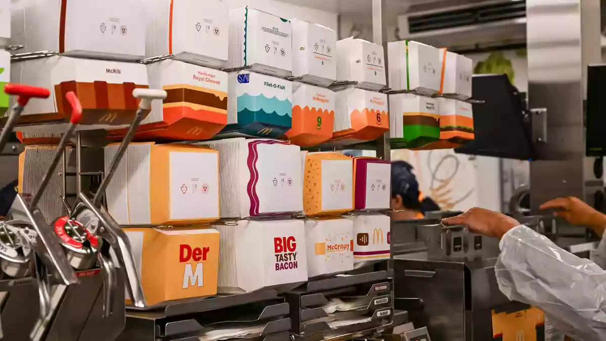 Wenn man genau schaut, ist vorne links die McRib-Packung zu erspähen - damit ist es ab Mittwoch aber erstmal vorbei. (Archivbild) - Bild: Jens Kalaene/dpa