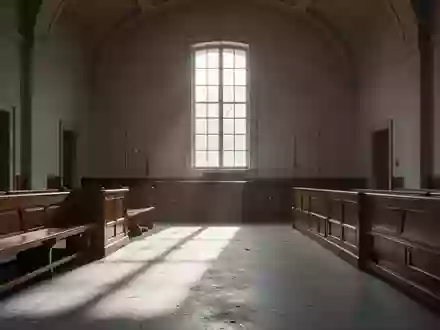 Ein minimalistisch gestalteter Gerichtssaal mit hohen Decken und einfallendem Tageslicht. - Foto: über boerse-global.de