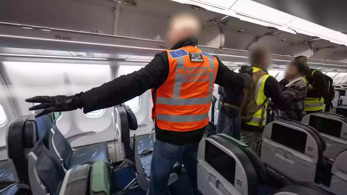 Die Bundespolizei und Mitarbeiter von Frontex begleiten einen Abschiebeflug nach Pakistan. (Archivbild)  - Bild: Boris Roessler/dpa