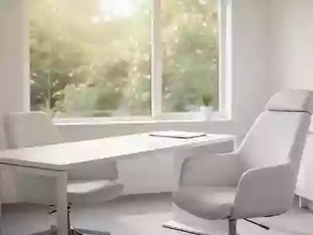 Ein heller, minimalistischer Behandlungsraum in einer Hausarztpraxis mit natürlichem Lichteinfall und moderner Einrichtung. - Foto: über boerse-global.de