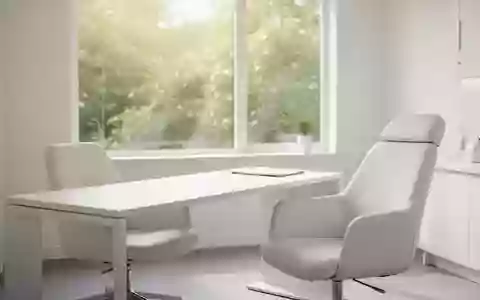 Ein heller, minimalistischer Behandlungsraum in einer Hausarztpraxis mit natürlichem Lichteinfall und moderner Einrichtung. - Foto: über boerse-global.de
