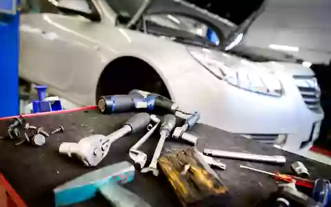 Die Reparaturkosten für Autos sind in den vergangenen Jahren sehr stark gestiegen, zum Leidwesen von Autofahrern und Versicherern. (Symbolbild) - Foto: Sina Schuldt/dpa