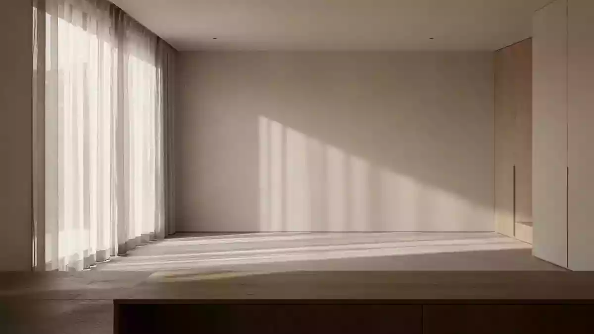 Ein minimalistischer, lichtdurchfluteter Wohnraum mit neutralen Wänden und weichen Schatten, ohne elektronische Geräte. Illustration mit AI erstellt.