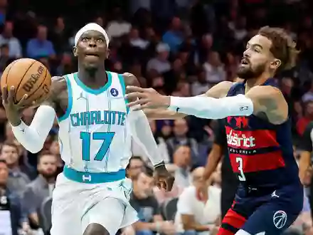 Für die Hornets von Dennis Schröder (l.) läuft es derzeit rund. - Foto: Nell Redmond/AP/dpa