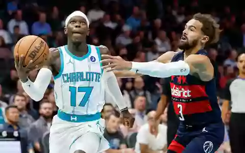Für die Hornets von Dennis Schröder (l.) läuft es derzeit rund. - Foto: Nell Redmond/AP/dpa