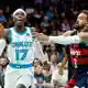 Für die Hornets von Dennis Schröder (l.) läuft es derzeit rund. - Bild: Nell Redmond/AP/dpa