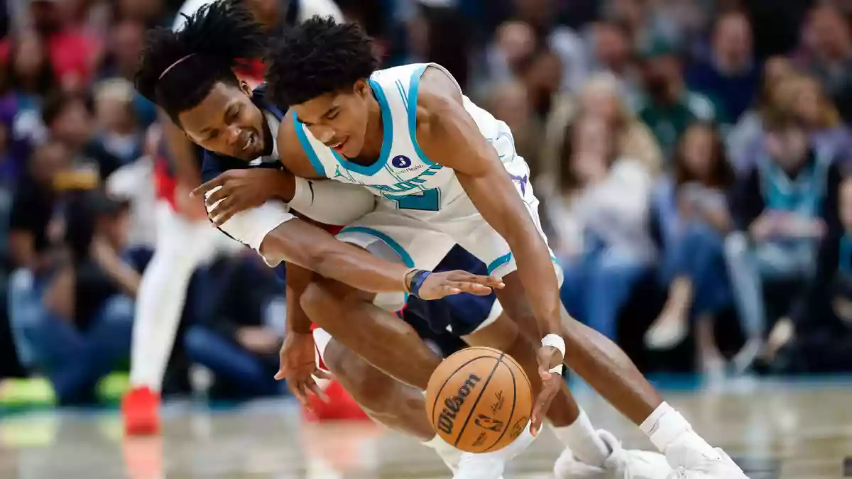 Christian Anderson (r.) spielt seine erste Saison in der NBA. - Bild: Nell Redmond/AP/dpa