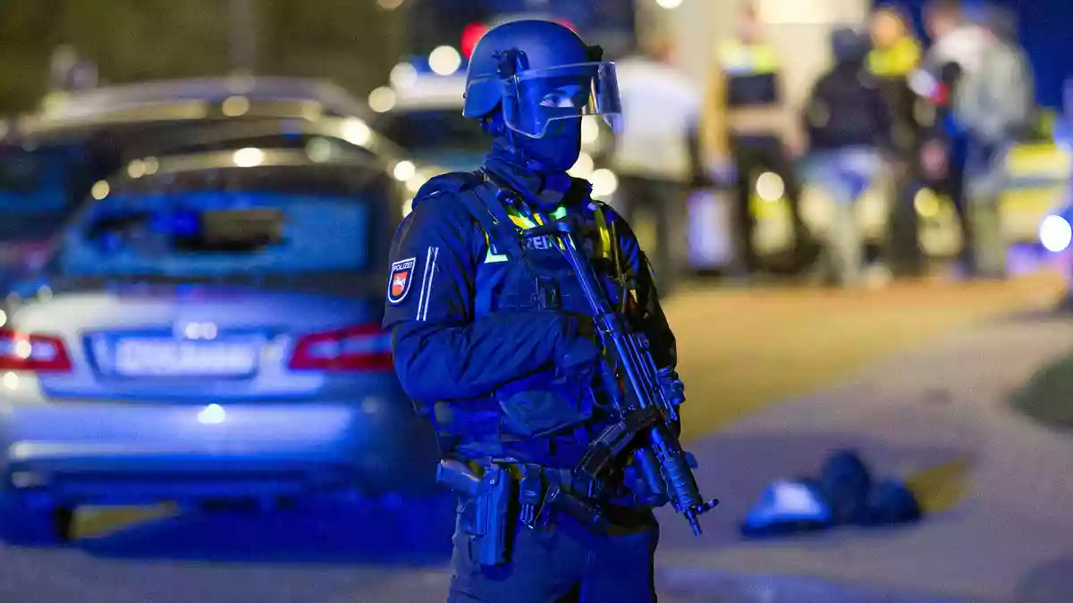 Zahlreiche, teils schwer bewaffnete Einsatzkräfte waren vor Ort. - Bild: Moritz Frankenberg/dpa