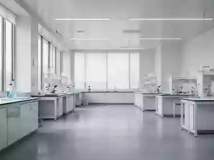 Ein minimalistisches, leeres Forschungslabor mit hellen, sterilen Oberflächen und neutralem Lichteinfall. - Foto: über boerse-global.de