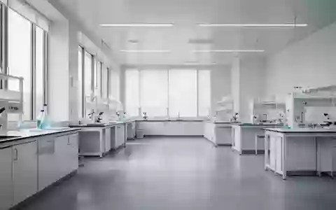 Ein minimalistisches, leeres Forschungslabor mit hellen, sterilen Oberflächen und neutralem Lichteinfall. - Foto: über boerse-global.de